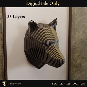 Pode incluir: Uma escultura em camadas de cabeça de lobo castanho com o texto "35 Layers" e "Digital File Only". A obra de arte é um arquivo digital disponível nos formatos SVG, PDF, AI, DXF e EPS. O nome do artista é "MANILENYOSVG".