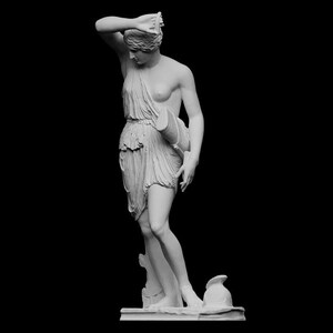 Puede incluir: Estatua de mármol blanco de una mujer con una prenda drapeada, sosteniendo un recipiente. Su brazo está levantado hacia su cabeza y está de pie sobre una base rectangular. La escultura está sobre un fondo negro.