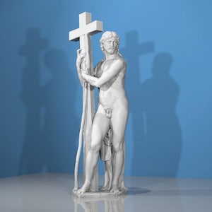 Pode incluir: Uma estátua branca de uma figura em pé com cabelos longos, segurando uma cruz alta e simples com ambas as mãos. A figura é representada nua com um pedaço de tecido drapeado atrás das pernas, sobre uma base circular contra um fundo azul.