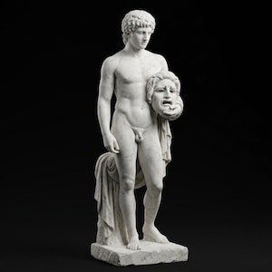 Pode incluir: Uma estátua de mármore branco de uma figura em pé com cabelo encaracolado, segurando uma máscara teatral com expressão triste na mão esquerda. A figura está drapeada em tecido que cai até a base sobre um pedestal de pedra retangular.