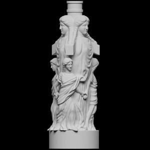 Può includere: Una scultura bianca di un tappo per bottiglia con quattro figure femminili classiche. Le figure sono drappeggiate in abiti fluenti e sono disposte attorno alla colonna centrale. Il tappo ha una parte superiore cilindrica e una base circolare.