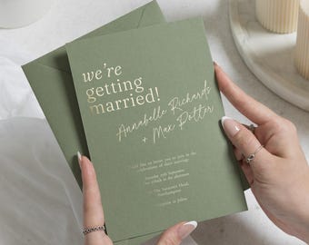 Invitaciones de boda con detalles en lámina de oro, invitación de boda verde salvia, invitación con tipografía moderna, invitación de boda personalizada
