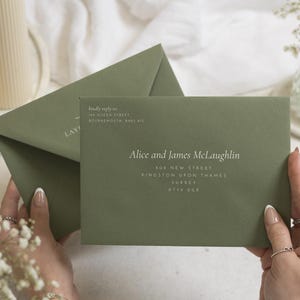 Op de afbeelding: Een saliegroene envelop met witte bedrukte tekst die Alice and James McLaughlin, 808 New Street, Kingston Upon Thames, Surrey, KT79 0GR leest, met een kleiner retouradres op de flap dat kindly reply to 196 Queen Street, Bournemouth, BH8 8JS leest.