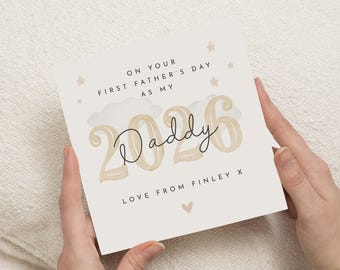 Pode incluir: Cartão quadrado para o Dia dos Pais com a mensagem "ON YOUR FIRST FATHER'S DAY AS MY Daddy 2026 LOVE FROM FINLEY X". O design usa uma paleta de cores neutras com motivos de estrelas e nuvens.