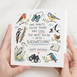 Op de afbeelding: Een vierkante wenskaart met kleurrijke illustraties van diverse vogels, een verrekijker en een vogelgids. De tekst luidt: One minute you're young and cool, the next you're into birdwatching! Happy Birthday.