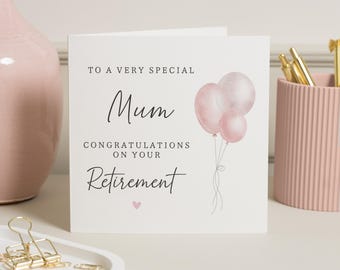 Può includere: Biglietto di auguri bianco con la scritta "TO A VERY SPECIAL Mum CONGRATULATIONS ON YOUR Retirement" in corsivo nero. Presenta tre palloncini rosa ad acquerello e un piccolo cuore rosa.