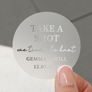 Adesivo per bicchierino da shot per matrimonio, Take A Shot We Tied The Knot, Adesivo personalizzato per matrimonio, Bomboniera in lamina d'argento, Nome e data personalizzati
