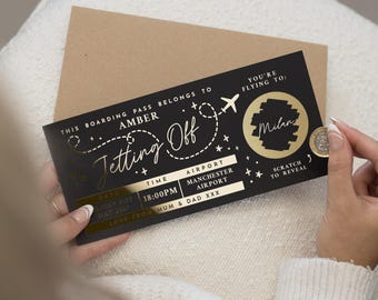 Puede incluir: Un pase de embarque negro con detalles dorados, con la inscripción "Jetting Off" y "Milán". El pase incluye la fecha, la hora y el aeropuerto. Se utiliza una moneda para raspar una sección y revelar el destino.