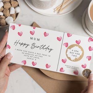 Cadeau d'anniversaire pour une journée au spa, soin surprise pour maman au spa, bon cadeau d'anniversaire pour maman, bon cadeau à gratter pour maman, cadeau soin au spa, bon cadeau