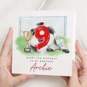 Op de afbeelding: Verjaardagskaart met een voetbalthema. De kaart toont een voetbal met een groot rood cijfer 9, een trofee en voetbalschoenen. De tekst luidt: "Gelukkige 9e verjaardag aan mijn broer Archie."