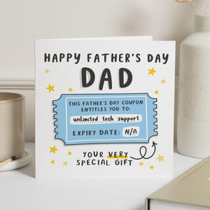 Op de afbeelding: Een Vaderdagkaart met de woorden "HAPPY FATHER'S DAY DAD" in het zwart. De kaart heeft een blauw couponontwerp met de tekst "unlimited tech support" en "EXPIRY DATE: N/A". Gele sterren en de tekst "YOUR VERY SPECIAL GIFT" maken het ontwerp compleet.