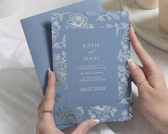 Invitaciones de boda en azul pizarra con detalles dorados, invitación floral para bodas, elegante invitación con temática de jardín botánico, papelería de boda personalizada.