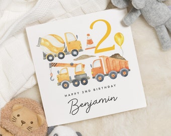 Könnte beinhalten: Eine Geburtstagskarte mit einer Aquarell-Illustration von Baufahrzeugen, darunter ein Betonmischer, ein Kran und ein Kipplaster. Die Zahl "2" ist in Gelb und der Text "Happy 2nd Birthday Benjamin" ist in Schwarz geschrieben.