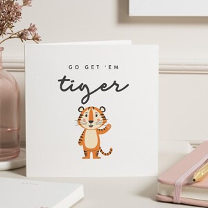 Tigre Allez les chercher, carte porte-bonheur premier jour d'école, carte joyeux nouvel emploi, bonne chance pour la rentrée, carte porte-bonheur universitaire, meilleure chance