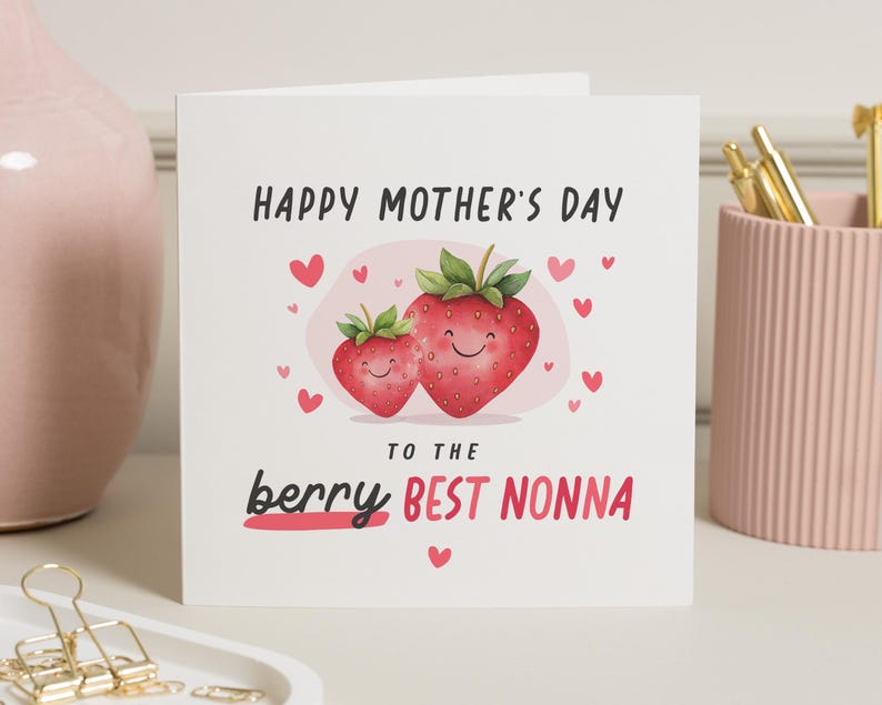 Pu&ograve; includere: Biglietto di auguri per la Festa della Mamma con sfondo rosa e due fragole di cartone animato con facce sorridenti. Il testo recita "Happy Mother's Day to the berry best Nonna".