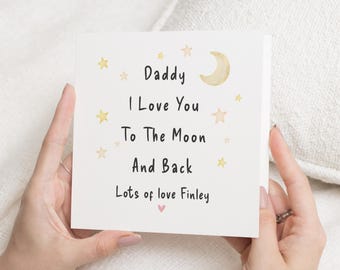 Może przedstawiać: Biała kartka z ręcznie napisanym tekstem: "Daddy I Love You To The Moon And Back Lots of love Finley" z różowym sercem i żółtymi gwiazdami oraz żółtym półksiężycem.