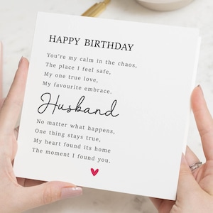 Op de afbeelding: Een witte wenskaart met de tekst "HAPPY BIRTHDAY" bovenaan, gevolgd door een gedicht over liefde en waardering voor een echtgenoot. Het woord "Husband" is in cursief geschreven en er staat een klein rood hartje onderaan.