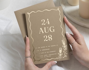 Invitaciones de boda personalizadas con detalles en lámina de oro, invitación de boda color topo, invitación moderna con borde ondulado, papelería de boda color champán.