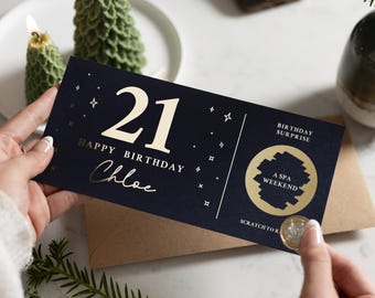 以下が含まれることがあります： 金色の文字とスクラッチオフエリアが付いた、ネイビーブルーの誕生日ギフト券。ギフト券には「21 Happy Birthday Chloe」と書かれており、スパウィークエンドを約束しています。装飾的なキャンドルと小さな封筒が背景にあります。