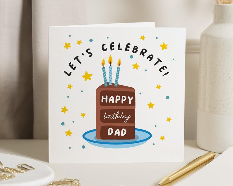 Puede incluir: Una tarjeta blanca con una ilustraci&oacute;n de pastel de cumplea&ntilde;os y el texto "Let's Celebrate! Happy birthday Dad". El pastel es marr&oacute;n con glaseado azul y amarillo y tiene cuatro velas encendidas.