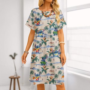 Könnte beinhalten: Beigefarbenes Kleid mit kurzen Ärmeln und tropischem Aufdruck mit Palmen, Meereswellen und Zeichentrickfiguren. Das Kleid hat einen runden Ausschnitt und reicht bis zu den Knien. Der Druck enthält blaue, grüne und orangefarbene Akzente.
