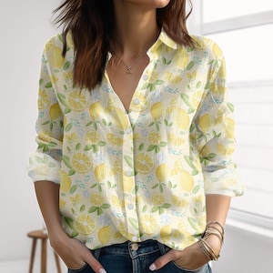 Könnte beinhalten: Ein gelbes Hemd mit Knöpfen und einem Zitronenmuster. Das Hemd hat ein sich wiederholendes Muster aus geschnittenen Zitronen, Blättern und kleinen blauen Blumen. Das langärmlige Hemd hat einen Kragen und wird mit einer blauen Jeans getragen.