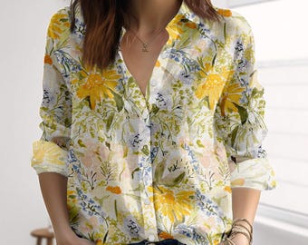 Camicetta con stampa floreale ad acquerello, camicia da donna con fiori selvatici gialli, top in stile cottagecore da donna, top morbido con motivo botanico primaverile per lei