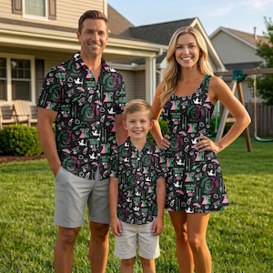 Könnte beinhalten: Ein schwarzes kurzärmeliges Hemd mit Knopfleiste, ein schwarzes ärmelloses Kleid und ein schwarzes kurzärmeliges Hemd mit Knopfleiste für Kinder. Alle Kleidungsstücke zeigen ein Muster aus Hexen, Besen und dem Text Changed For Good.