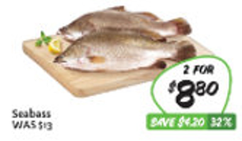 Pode incluir: Dois peixes de robalo frescos em uma t&aacute;bua de cortar de madeira. Os peixes s&atilde;o prateados com escamas cinza escuro. O pre&ccedil;o &eacute; de 8,80 &euro; por dois. O texto "Robalo ERA 13 &euro;" est&aacute; abaixo dos peixes.