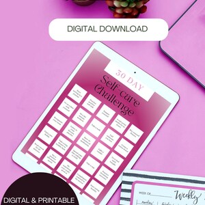 K&ouml;nnte beinhalten: Eine digitale, druckbare 30-Tage-Selbstpflege-Herausforderung mit einem rosa und wei&szlig;en Farbverlauf im Hintergrund. Die Herausforderung umfasst Aktivit&auml;ten wie Dankbarkeit &uuml;ben, Spazieren gehen und eine Kerze anz&uuml;nden. Der Text "30 DAY Self-care Challenge" befindet sich oben auf dem Ausdruck.