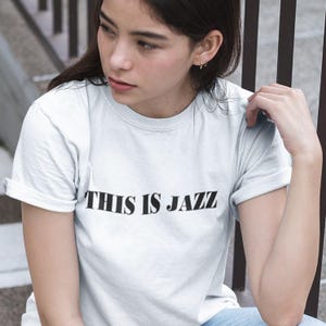 ミュージックノスタルジア THIS IS JAZZ ユニセックスコットンシャツ、カラフルなボヘミアンとヒッピースタイルのトップス、芸術的なタイポグラフィックデザインシャツ