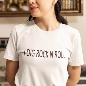 ミュージック ノスタルジア I DIG ROCK N ROLL ユニセックス コットン シャツ、カラフルなボヘミアンとヒッピー スタイル トップ、芸術的なタイポグラフィ デザイン シャツ