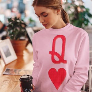 Sweat-shirt Reine de coeur, tenue de jeu de cartes pour joueur, pull sur le thème du casino, cadeau pull unisexe, vêtements pour amateur de jeux d'argent, costume coeur