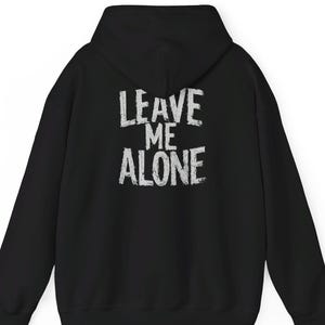 Grappig citaat uitdagende statement unisex hoodie - Leave Me Alone sweater, sarcastische trui met capuchon, introvert cadeau, introverte kleding,