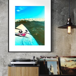 HERE WE GO Letni surfing, żywe ujęcie akcji. Deska surfingowa zbliżająca się do pierwszej fali w letni dzień. Część kolekcji here we go 1/2