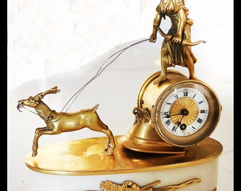 Precioso mini reloj de repisa, recién restaurado. Un hermoso reloj de carro.