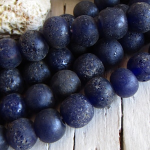 ダークブルーのアンティーク調丸型ランプワークガラスビーズ、素朴な質感のインドネシア産、直径10～11mm（数量を選択）23ab37-10
