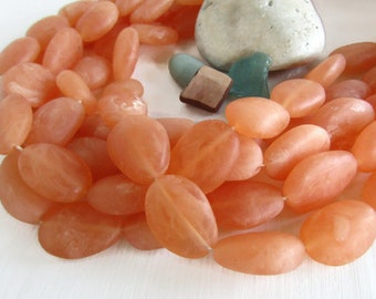 freeform resin bead , peach pink  marbled matte , pebble shape , Java indonesian 27 ro 30mm long (6 beads ) 8bb37-3
