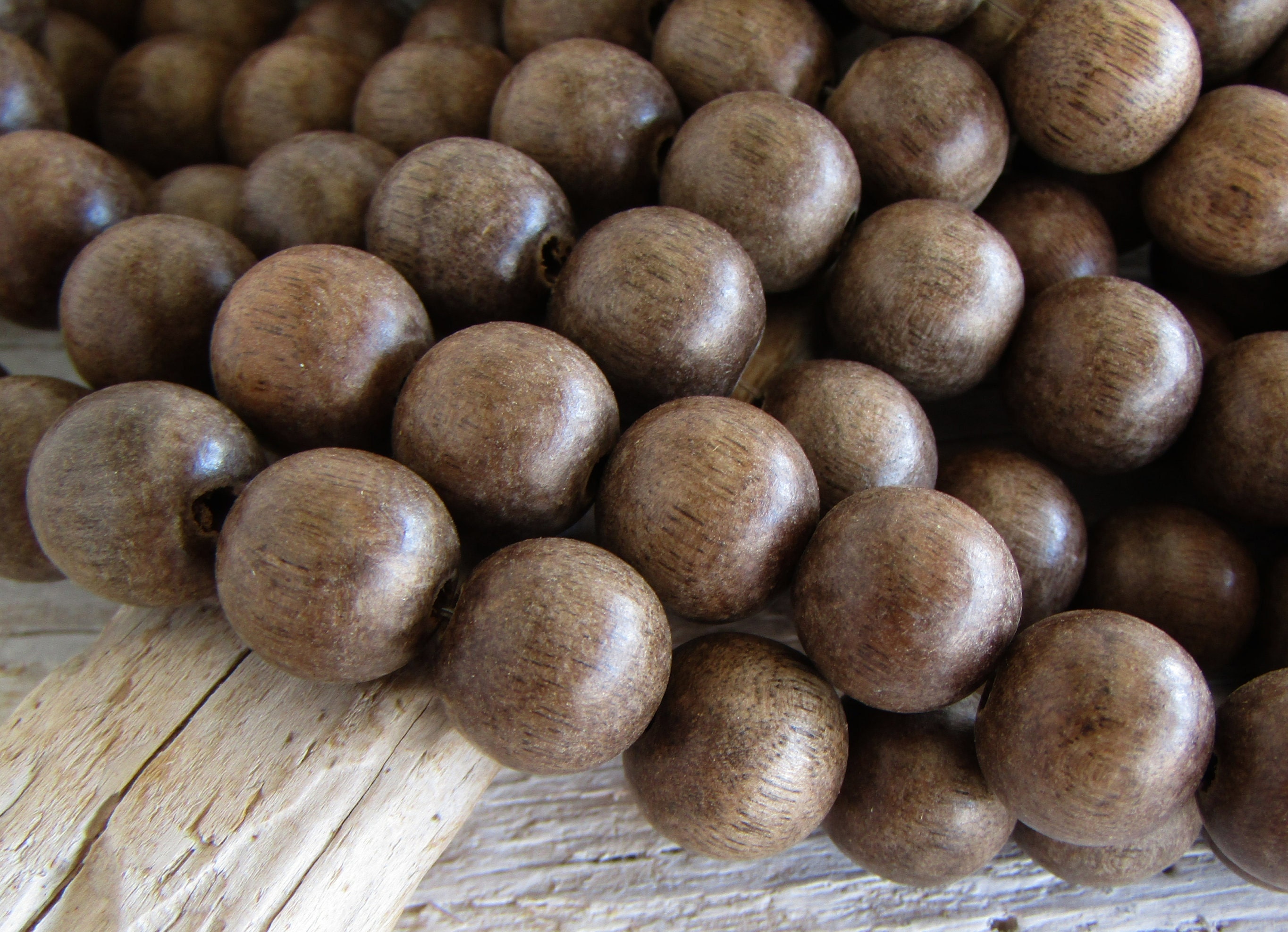 Ronde houten kralen van grijshout, grijze karameltint, afgewerkte glans 11 mm (15 inch streng) 20ab29