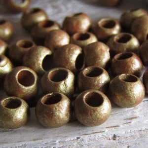 mini round ceramic beads, antiqued gold ,   5mm dia , with 2mm hole ( 30 beads ) 22ay-ggsm-1403