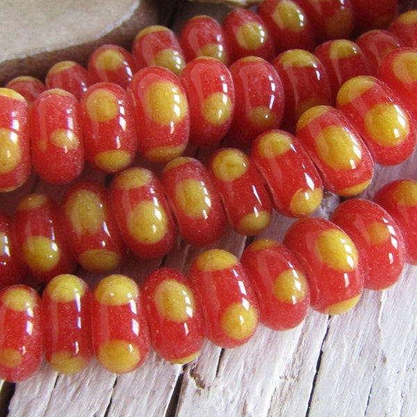 petites perles de verre au chalumeau rondelle, rouge jaune, à motifs de points, ethnique java indonésien de 8,5 mm à 9,5 mm de diamètre (30 perles) 22ab3-1