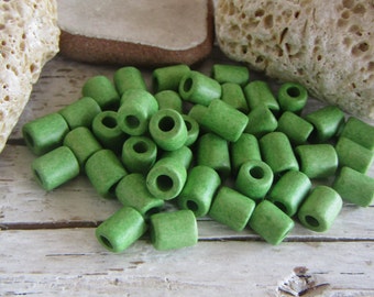 perles tube en céramique, ton vert, opaque, petite entretoise, céramique grecque 5mm dia x 5mm à 6mm, avec trou de 2mm ( 50 perles ) 23ay-s5m-508