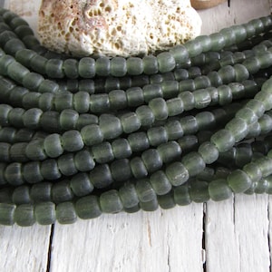 Grön glaspärla, rustik tubdistans, Java Indonesien 5 till 7 mm i diameter, New Indo-Pacific (22 tum) 24bb2-21