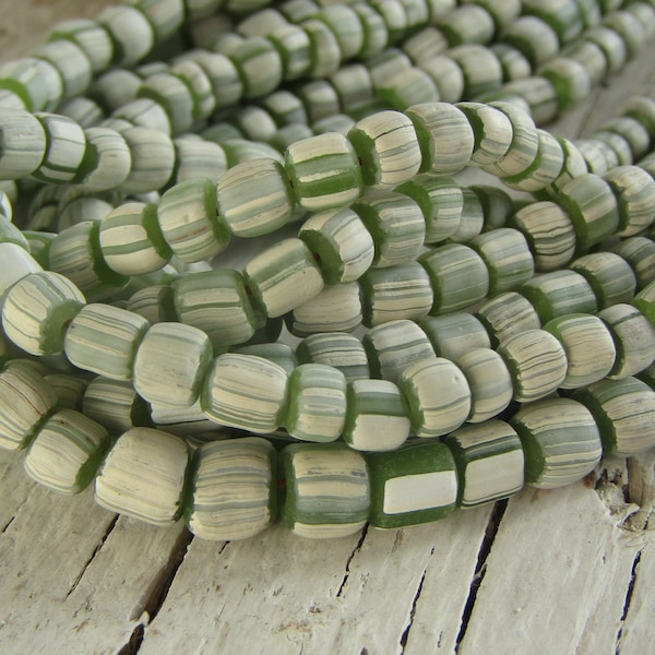 perles de rocailles en verre rayé vert blanc, petit intercalaire ethnique opaque mat, tube barillet, New Indo-pacific 3 à 6mm / 10 in strd, 7ab22-2