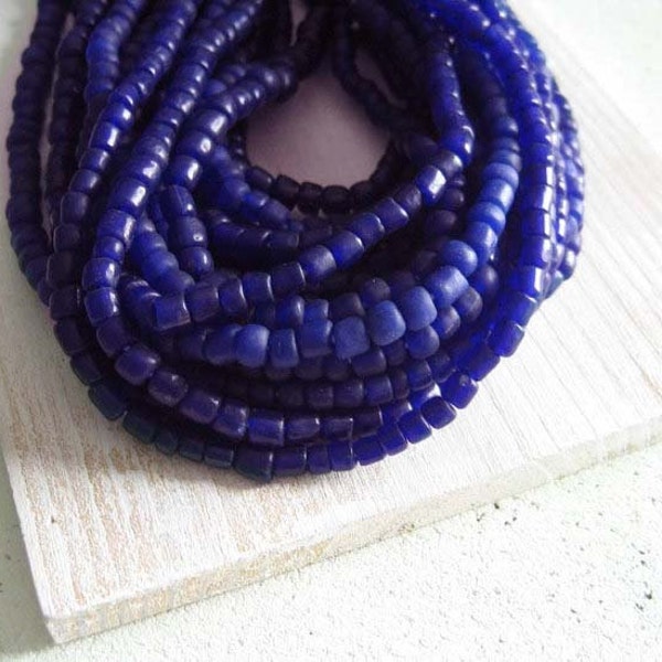 small dark blue  glass Beads Modern Indo-pacific  - 3 to 5  mm  - 22 inches strand  -  2bgl49