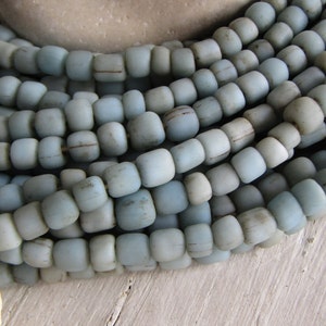 lichtblauwe glazen rocaille, verouderd, vatafstandhouder, Java-Indonesisch 4,5 mm tot 6,2 mm dia, nieuwe indo-Pacific (22 inch) 23ab2-23