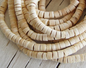 Crèmewitachtige kokoskralen, rondelle heishi-schijven, gebleekt, natuurlijke benodigdheden 2 mm tot 5 mm x 5 mm (20 inch streng) 20ab40