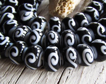 Black and white rondelle lampwork  glass beads,  opaque with pattern, Java ethnic style Indonesia 12mm to 13mm dia (10 beads) 21ab23-2