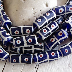Blå lampwork-rörpärlor i glas, mönstrade, ogenomskinliga, etniska Java-indonesiska 10-11 mm i diameter x 23 mm till 25 mm långa (4 pärlor) 23ab46-3