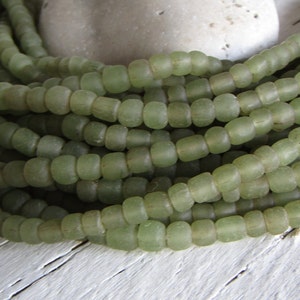 Grön glaspärla, transparent, tubformad distans, Java Indonesien 4 till 6 mm diameter, New Indo-Pacific (22 tum) 23ab2-3